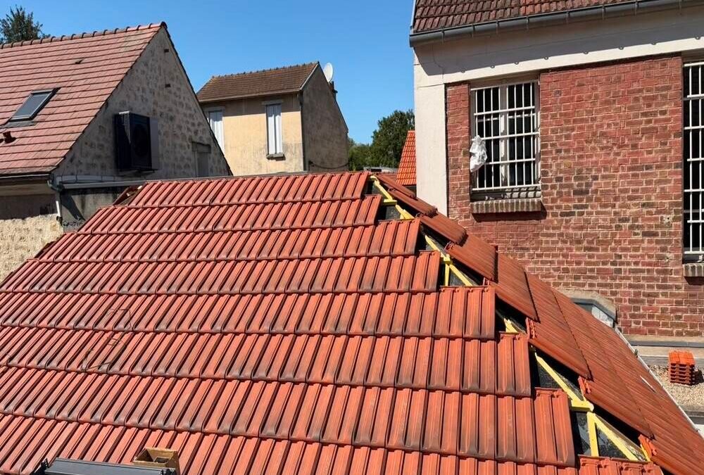 Comment un couvreur à Cormeilles-en-Parisis peut-il prévenir les infiltrations provoquées par le vieillissement des raccords entre différents matériaux de toiture ?