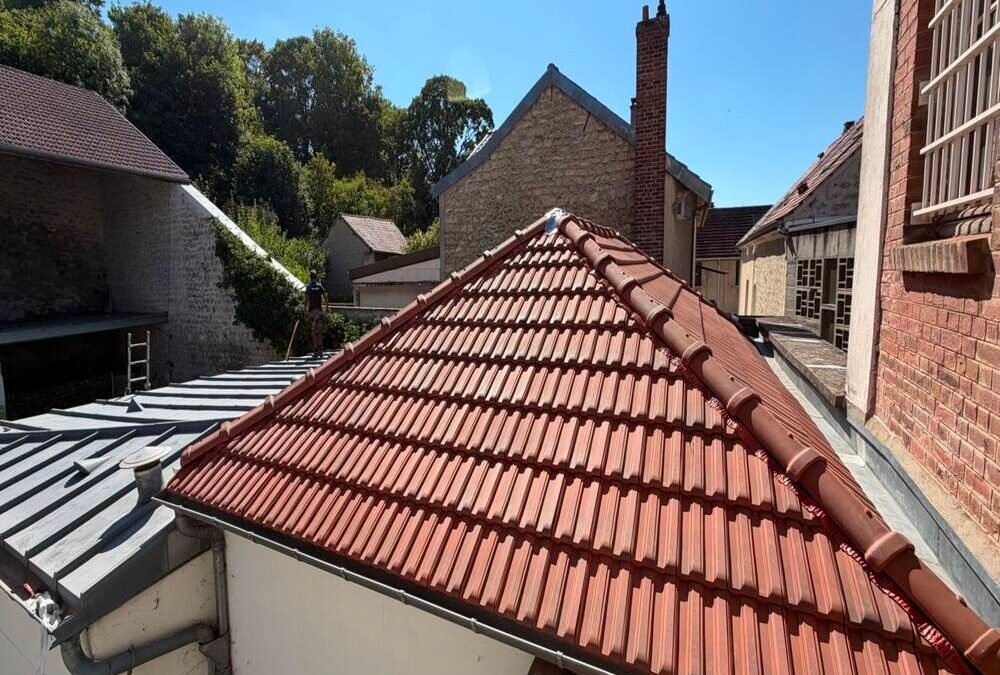 Un couvreur à Cormeilles-en-Parisis peut-il intervenir sur une toiture qui présente plusieurs zones humides ?