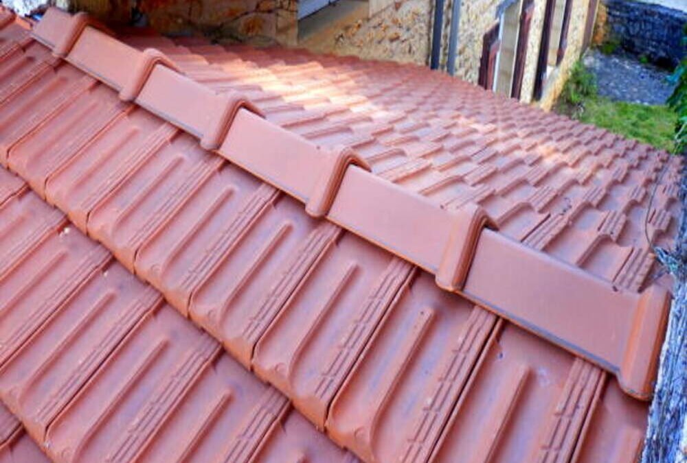Un couvreur à Cormeilles-en-Parisis peut-il remplacer des tuiles devenues poreuses sans modifier le reste de la couverture ?